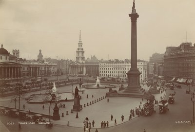 Ansichtkaart met een afbeelding van Trafalgar Square door English Photographer